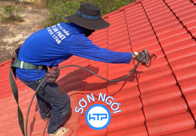Thợ sơn HTP đảm bảo an toàn và thực hiện đúng kỹ thuật khi sơn ngói